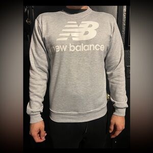 New balance crewneck 
Model is 6’1 220lbs